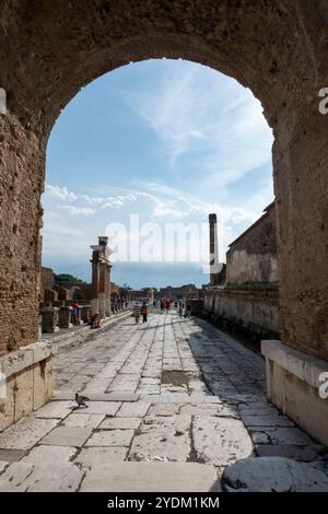 Strada asfaltata che conduce al foro civile, al parco archeologico di Pompei, Italia Foto Stock