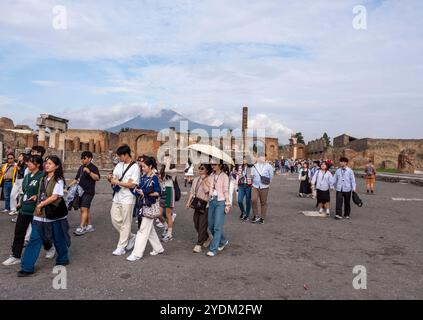 Vista dal foro civile, verso il Capitolium, con il Vesuvio sullo sfondo. Parco Archeologico di Pompei, Italia Foto Stock