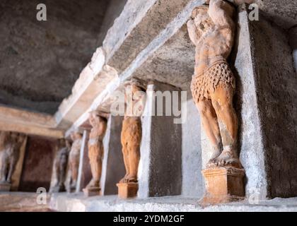 Statue in miniatura decorano le pareti all'interno di una casa termale di Pompei, parco archeologico di Pompei, Napoli Italia. Foto Stock