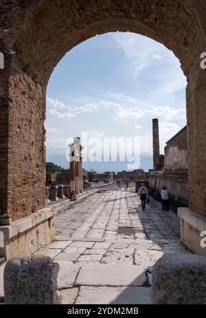 Strada asfaltata che conduce al foro civile, al parco archeologico di Pompei, Italia Foto Stock