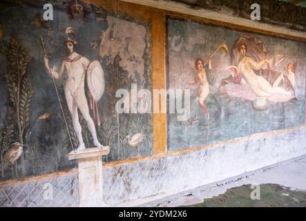 Statua di Marte raffigurata nell'affresco romano nel giardino della Casa di Venere nella conchiglia (Casa della Venere in Conchiglia) Pompei, Italia. Foto Stock