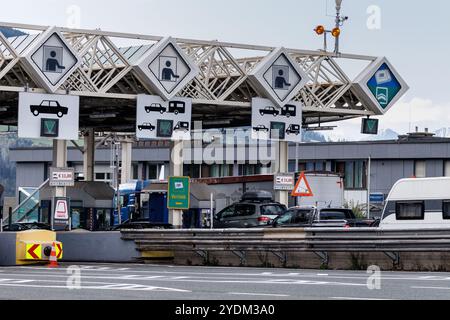 19 settembre 2024, Austria, Schönberg Im Stubaital: Le auto viaggiano su diverse corsie poco dopo il passo del Brennero in un casello di Asfinag (Autobahnen- und Schnellstraßen-Finanzierungs-Aktiengesellschaft) vicino a Schönberg im Stubaital (Tirolo, Austria) sull'autostrada A13 in direzione Innsbruck. Foto: Matthias Balk/dpa Foto Stock