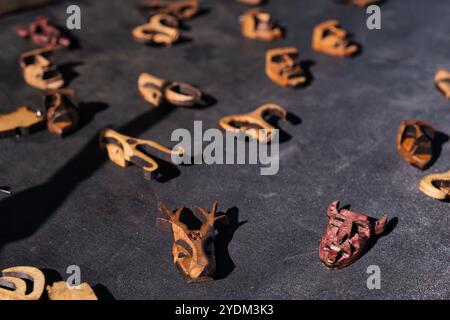 Piccole maschere tribali sarde Foto Stock