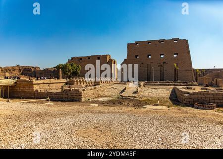 Luxor, Egitto; 16 gennaio 2024: Il cuore dell'antico Egitto a Karnak, dove camminavano gli dei. Esplora il sacro distretto di Amun-Ra con la sua colossa Foto Stock