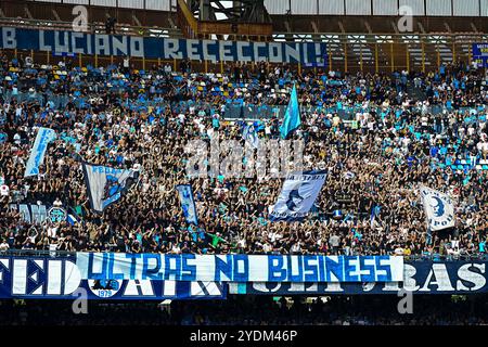 Tifosi della SSC Napoli durante la partita di serie A tra SSC Napoli e US Lecce allo stadio Diego Armando Maradona di Napoli, in Italia, il 26 ottobre 20 Foto Stock