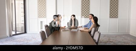 Team di giovani colleghi di lavoro felici che si incontrano per lavorare di squadra Foto Stock