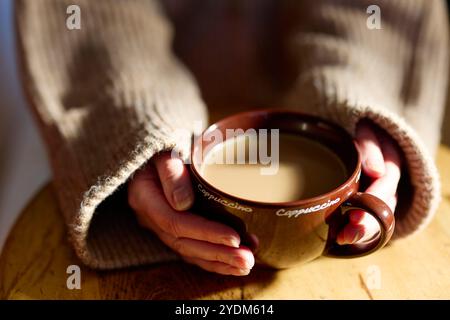 Donna che tiene una tazza calda di caffè Foto Stock