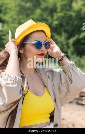 Incontro con l'ignoto: In una veste gialla, la donna sembra prepararsi a compiere un viaggio importante. Realizzazione dei sogni: Il suo umore allegro Foto Stock