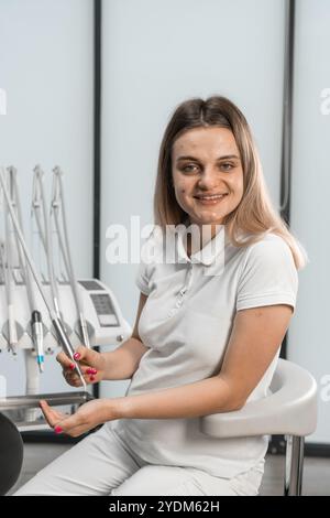 Il suo ufficio è un'arena dove ogni dente si trasforma in un capolavoro, grazie al lavoro professionale di un medico che conosce e comprende ogni aspetto Foto Stock