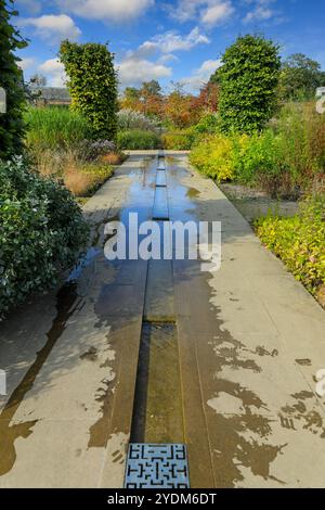 Un'avventura nel Paradise Garden presso l'RHS Garden Bridgewater Gardens, Worsley a Salford, Greater Manchester, Inghilterra, Regno Unito Foto Stock