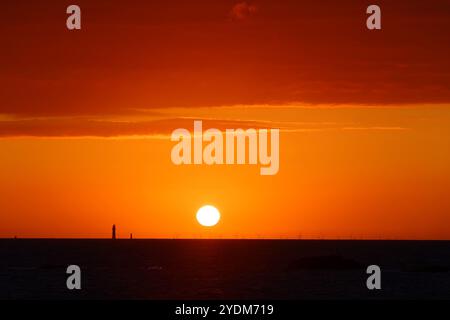 Cielo colorato al tramonto sull'Oceano Atlantico nella baia di Saint Malo, Bretagna, Francia. Foto Stock