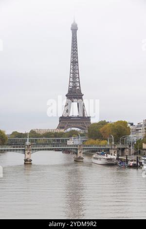 Vista sulla Torre Eiffel a Parigi, Francia Foto Stock