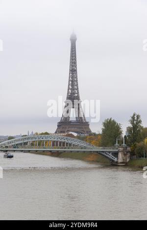 Vista sulla Torre Eiffel a Parigi, Francia Foto Stock