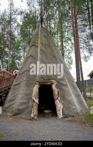 Goahti - tradizionale capanna o tenda Sami nel Villaggio di Babbo Natale a Rovaniemi, Finlandia Foto Stock