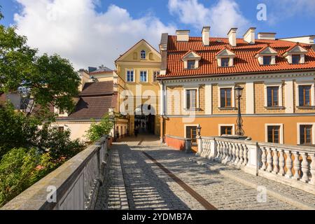 Lublino, Polonia - 13 settembre 2022: Strada acciottolata che porta alla città Vecchia di Lublino. Polonia Foto Stock