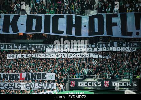 Appassionati di striscioni/Ultras SV Werder Bremen gegen Anstosszeiten GER, SV Werder Bremen vs. Bayer 04 Leverkusen, Fussball, Bundesliga, Spieltag 8, Spielzeit 2024/25, LE NORMATIVE DFL del 26.10.2024 VIETANO QUALSIASI USO DI FOTOGRAFIE COME SEQUENZE DI IMMAGINI E/O QUASI-VIDEO foto: Eibner-Pressefoto/Marcel von Fehrn Foto Stock