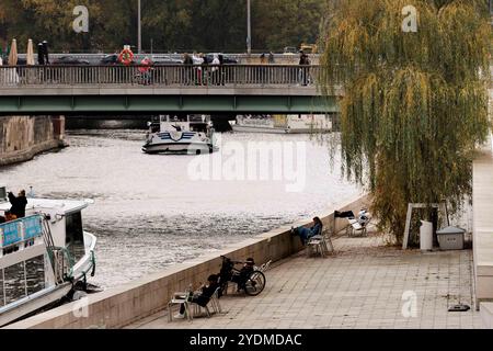 Berlino, Germania. 27 ottobre 2024. Le barche passeggeri navigano lungo la Sprea in autunno. Credito: Carsten Koall/dpa/Alamy Live News Foto Stock