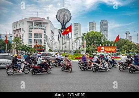 Ingorgo di motociclette sulla rotatoria di Nha Trang Vietnam. Ingorgo di traffico durante il giorno. Paesaggio urbano della città di Nha Trang con molti motorbi Foto Stock