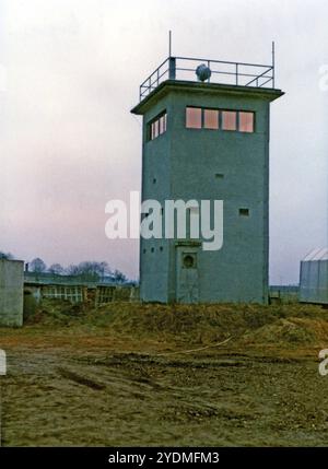 25.11.1989 Grenzturm bei Mellin Deutschland, DDR, Sachsen Anhalt, Bezirk Magdeburg, Altmark, Altmarkkreis Salzwedel, Kreis Klötze, bei Mellin, Grenze, Grenzanlage, Grenzturm, Wachturm, Grenzöffnung, an dieser stelle wird eine provisorische Grenzübergangsstelle errichtet *** 25 11 1989 torre di confine nei pressi di Mellin Germania, RDT, Sassonia-Anhalt, distretto di Magdeburgo, Altmark, Altmarkkreis Salzwedel, distretto di Klötze, vicino a Mellin, confine, struttura di frontiera, in questa posizione è stata eretta una torre di frontiera, una torre di guardia, un valico di frontiera temporaneo Foto Stock