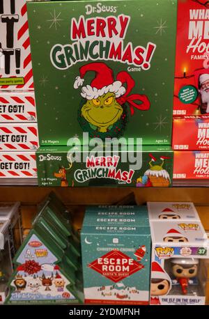 Barnes & Noble Booksellers sulla Fifth Avenue a New York City ha una vasta selezione di libri e riviste, Stati Uniti 2024 Foto Stock