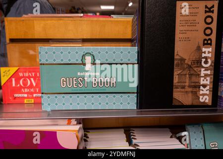 Barnes & Noble Booksellers sulla Fifth Avenue a New York City ha una vasta selezione di libri e riviste, Stati Uniti 2024 Foto Stock