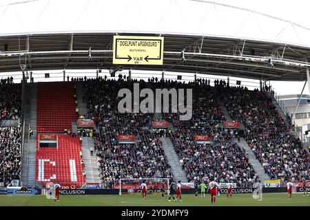 UTRECHT - Video assistente arbitro (VAR) durante la partita olandese Eredivisie tra FC Utrecht e Feyenoord allo stadio Galgenwaard il 27 ottobre 2024 a Utrecht, Paesi Bassi. ANP MAURICE VAN STEEN Foto Stock