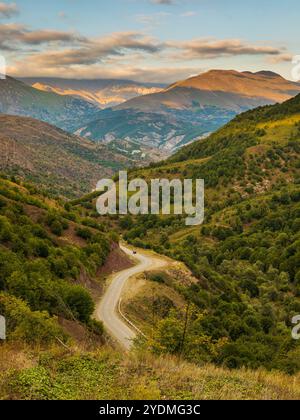 Tortuosa strada di montagna nelle montagne del Caucaso. Bellissimo tramonto. Nagorno-Karabakch, Azerbaigian. Foto Stock