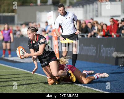 Hendon, North London, Regno Unito. 27 ottobre 2024. Hendon, North London, Inghilterra, ottobre 27 2024: Jemma-Jo Lenkins (15 Saraceni) viene messo in contatto durante la partita di rugby femminile dell'Allianz Premiership tra Saracens e Gloucester-Hartpury allo Stonex Stadium di Hendon, North London, Inghilterra. (Jay Patel/SPP) credito: SPP Sport Press Photo. /Alamy Live News Foto Stock