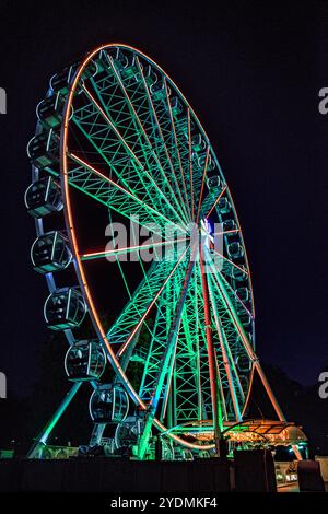 Ruota panoramica di Heringsdorf di notte, Usedom, Mar Baltico, Germania, fiera, festa popolare, fiera, mercatino di Natale. Estate, inverno, primavera, autunno Foto Stock