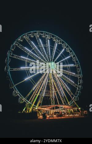 Ruota panoramica di Heringsdorf di notte, Usedom, Mar Baltico, Germania, fiera, festa popolare, fiera, mercatino di Natale. Estate, inverno, primavera, autunno Foto Stock