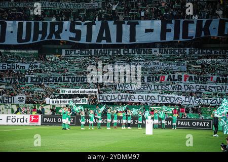 Appassionati di striscioni/Ultras SV Werder Bremen gegen Anstosszeiten GER, SV Werder Bremen vs. Bayer 04 Leverkusen, Fussball, Bundesliga, Spieltag 8, Spielzeit 2024/25, LE NORMATIVE DFL del 26.10.2024 VIETANO QUALSIASI USO DI FOTOGRAFIE COME SEQUENZE DI IMMAGINI E/O QUASI-VIDEO foto: Eibner-Pressefoto/Marcel von Fehrn Foto Stock