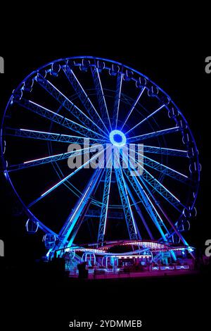 Ruota panoramica di Heringsdorf di notte, Usedom, Mar Baltico, Germania, fiera, festa popolare, fiera, mercatino di Natale. Estate, inverno, primavera, autunno Foto Stock