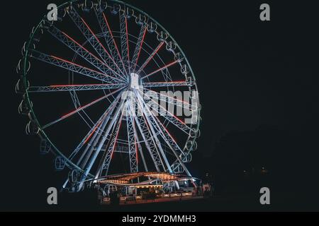 Ruota panoramica di Heringsdorf di notte, Usedom, Mar Baltico, Germania, fiera, festa popolare, fiera, mercatino di Natale. Estate, inverno, primavera, autunno Foto Stock