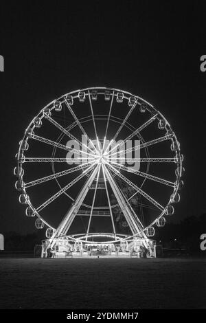 Ruota panoramica di Heringsdorf di notte, Usedom, Mar Baltico, Germania, fiera, festa popolare, fiera, mercatino di Natale. Estate, inverno, primavera, autunno Foto Stock