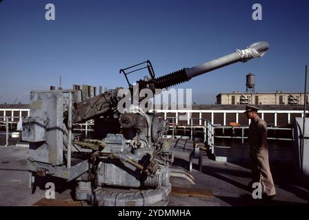 San Pedro, CA. USA. 1983. Lane Victory fu costruita a Los Angeles dalla California Shipbuilding Corporation e varata il 31 maggio 1945. Nel suo primo viaggio, il 27 giugno 1945, Lane Victory trasportò rifornimenti di guerra nel Pacifico. La War Shipping Administration diede le operazioni della nave alle linee presidenziali americane. I Merchant Mariners degli Stati Uniti gestivano la nave. La United States Navy Armed Guard, che disponeva dei cannoni della nave, lavorava come segnalatori e radiomen. Fece due crociere nel Pacifico, a partire dal 10 luglio 1945, verso l'isola di Manus, e la seconda a partire dal 30 agosto 1945 verso Guam, Saipan Foto Stock