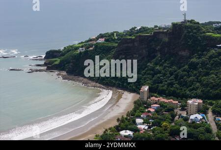 Spiaggia tropicale a San Juan del Sur vista aerea sulla scogliera con sfondo della statua di gesù Foto Stock