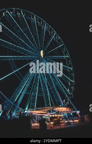 Ruota panoramica di Heringsdorf di notte, Usedom, Mar Baltico, Germania, fiera, festa popolare, fiera, mercatino di Natale. Estate, inverno, primavera, autunno Foto Stock