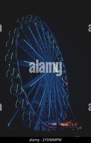 Ruota panoramica di Heringsdorf di notte, Usedom, Mar Baltico, Germania, fiera, festa popolare, fiera, mercatino di Natale. Estate, inverno, primavera, autunno Foto Stock