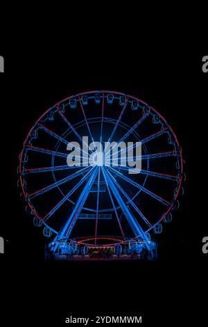 Ruota panoramica di Heringsdorf di notte, Usedom, Mar Baltico, Germania, fiera, festa popolare, fiera, mercatino di Natale. Estate, inverno, primavera, autunno Foto Stock