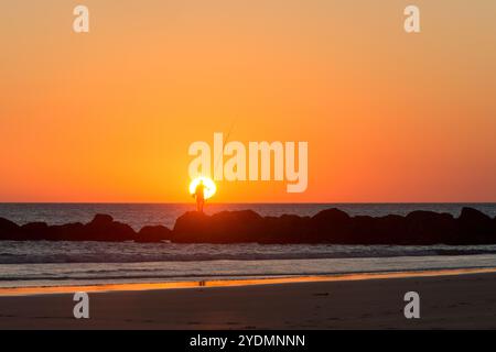 Angler im Sonnenuntergang am Meer a Cadice, in Spagna. Foto Stock