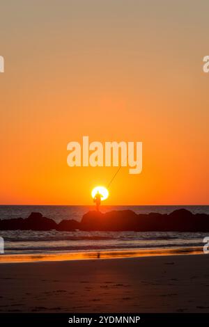 Angler im Sonnenuntergang am Meer a Cadice, in Spagna. Foto Stock