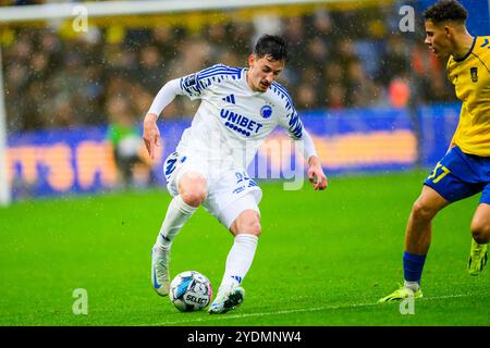 Brondby, Danimarca. 27 ottobre 2024. Nella foto da sinistra a destra, 22 (FCK) - Giorgi Gocholeishvili alla Superliga (danese): Brondby IF vs. FC Copenhagen. BIF vs. FCK. Calcio. FC København mod Brøndby IF. Crediti: Michael Barrett Boesen/Alamy Live News Foto Stock