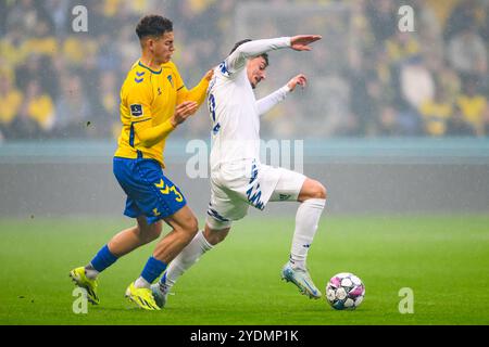 Brondby, Danimarca. 27 ottobre 2024. Nella foto da sinistra a destra, 37 (BIF) - Clement Bischoff, 22 (FCK) - Giorgi Gocholeishvili alla Superliga (danese): Brondby IF vs. FC Copenhagen. BIF vs. FCK. Calcio. FC København mod Brøndby IF. Crediti: Michael Barrett Boesen/Alamy Live News Foto Stock