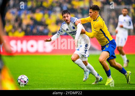 Brondby, Danimarca. 27 ottobre 2024. Nella foto da sinistra a destra, 22 (FCK) - Giorgi Gocholeishvili, 37 (BIF) - Clement Bischoff alla Superliga (danese): Brondby IF vs. FC Copenhagen. BIF vs. FCK. Calcio. FC København mod Brøndby IF. Crediti: Michael Barrett Boesen/Alamy Live News Foto Stock