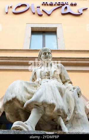 Statua "El darrer vestit ample", von Tomás Vila. Die Figur eines alten Bauers am Mercado de Olivar ist a Palma di Maiorca sehr beliebt. Foto Stock