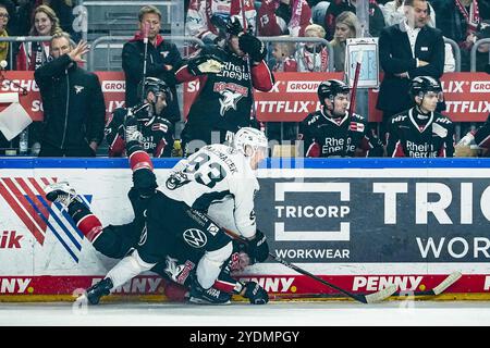 Germania. 27 ottobre 2024. Eishockey Penny-DEL 13.Spieltag Koelner Haie - Grizzlys Wolfsburg AM 27.10.2024 in der Lanxess Arena a Koeln Spencer Machacek ( Wolfsburg ), vorne - Håkon Haenelt ( Koeln ), hinten Gemaess den Vorgaben der DEL Deutsche Eishockey Liga ist die Publikation und Weiterverwertung der Aufnahmen in elektronischen Mediahren Foto: Revierfoto credito: ddp media GmbH/Alamy Live News Foto Stock