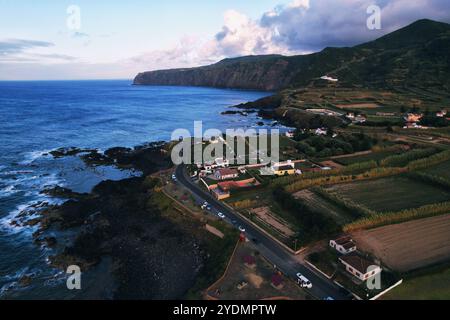 Foto con drone della costa, che mostra la campagna, alcune case e l'oceano di Sao Miguel Island, Azzorre, Portogallo. Foto Stock