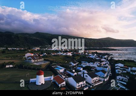 Foto con drone della costa, che mostra la campagna, alcune case e l'oceano di Sao Miguel Island, Azzorre, Portogallo. Foto Stock