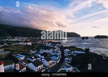 Foto con drone della costa, che mostra la campagna, alcune case e l'oceano di Sao Miguel Island, Azzorre, Portogallo. Foto Stock