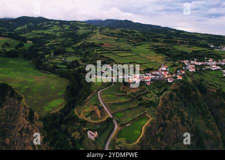 Foto con drone della costa, che mostra la campagna, alcune case e l'oceano di Sao Miguel Island, Azzorre, Portogallo. Foto Stock